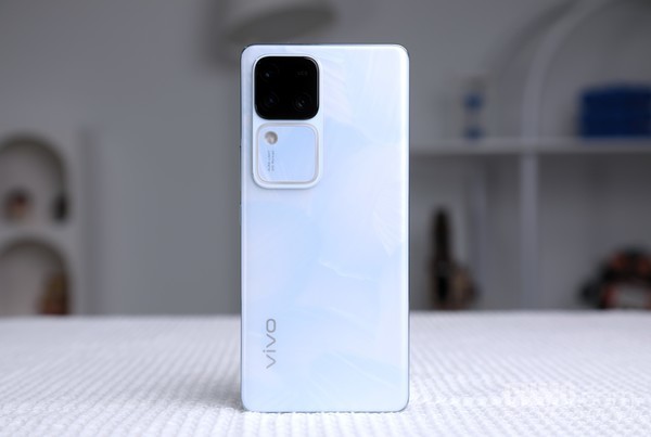 vivo S18 Pro：影棚级人像 让你的美丽光彩绽放