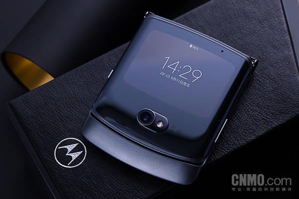 motorola razr 5G刀锋手机评测：折叠与未来的距离