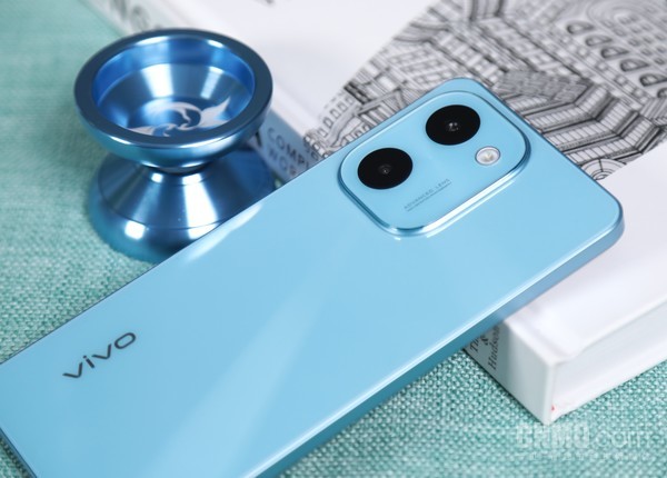 vivo Y100i评测：一款经久耐用的高颜值大内存手机