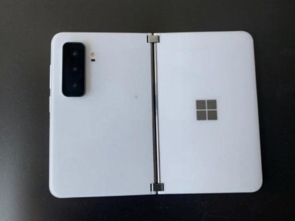 微软Surface Duo 2曝光！凸起的三摄像头模组很显眼