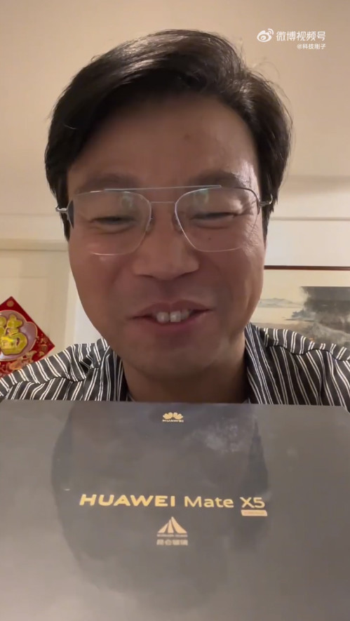 演员王迅开箱华为Mate X5折叠屏 全程笑得合不拢嘴