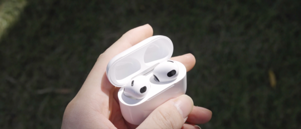 每个人的生活都值得被音乐装点 AirPods 3将音乐的美好输送进每一只耳朵