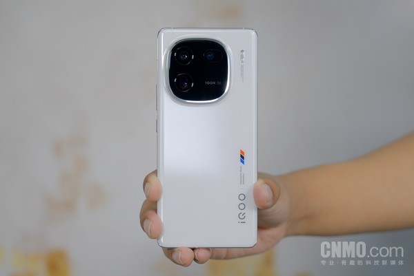 iQOO 12 Pro：Q1芯片加持 外观影像皆全能的电竞旗舰