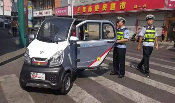 法外狂徒老头乐？近四成网友赞成全面禁止老年代步车 