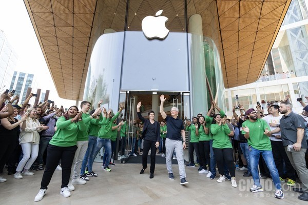 苹果在印度的第一家Apple Store开业！CEO库克出席