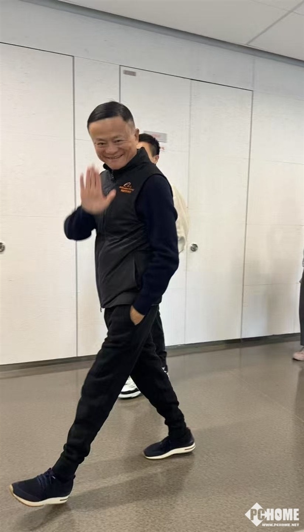 马云杭州园区亮相，员工见证微笑挥手瞬间